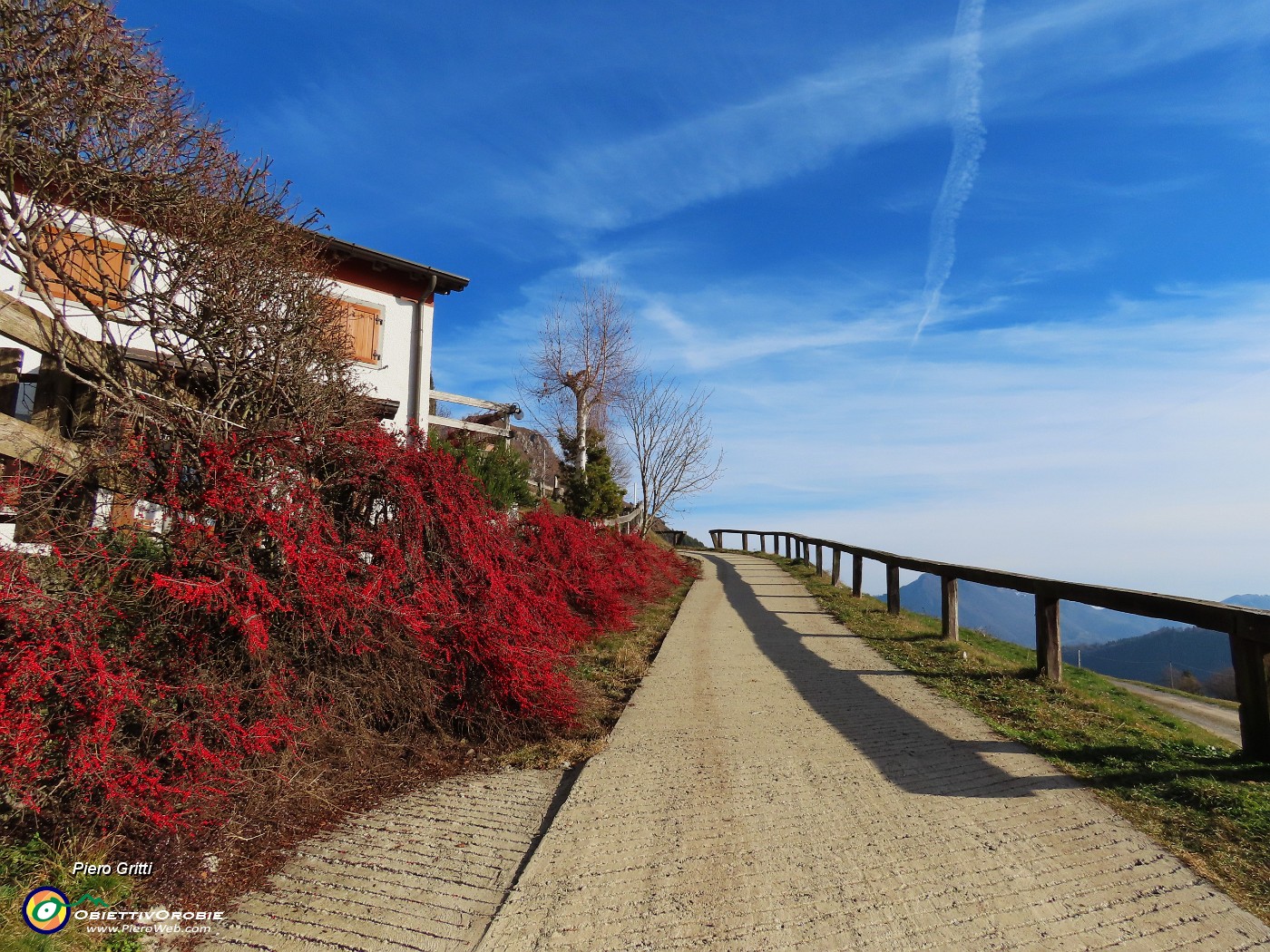 09 Saliamo a sx accanto alla bella casetta.JPG